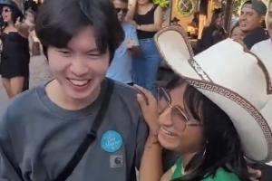 太热情辣!墨西哥女球迷热情献吻韩国小伙,围观众人一起起哄
