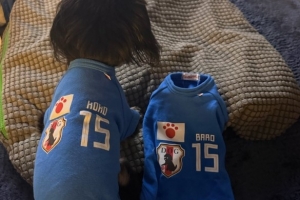 镰田大地绝平后双手指天庆祝,是纪念去世的爱犬
